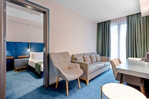 Rom – standard, 3 enkeltsenger, ikke-røyk | Oppholdsområde | Flatskjerm-TV