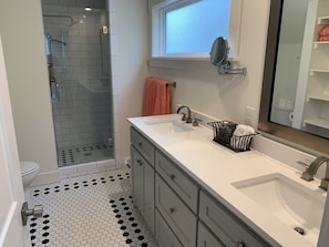 Badewanne, Haartrockner, Handtücher, Seife
