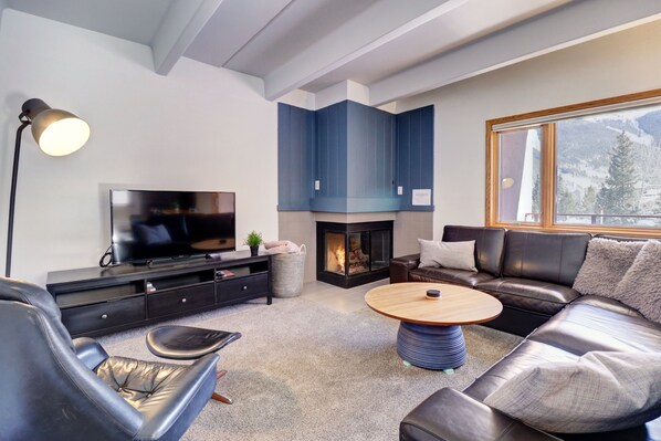 Condo, 2 chambres | Aire de séjour