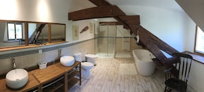 Ensemble douche/baignoire, sĂšche-cheveux, bidet, savon