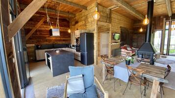 TV connectée, cheminée, lecteur de DVD, médiathÚque