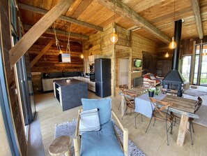 Smart-tv, een open haard, een dvd-speler en een muziekbibliotheek