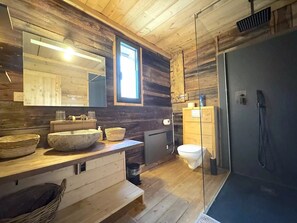 Douche, serviettes fournies, savon, papier de toilette