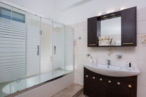 Combined shower/tub, hair dryer, towels