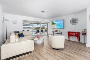 Smart TV - Villa Soleada Pool Spa Gulf Access (Cape Coral)