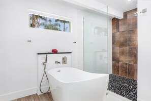 Bathtub, towels - Villa Soleada Pool Spa Gulf Access (Cape Coral)