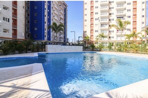 Alberca techada y alberca al aire libre