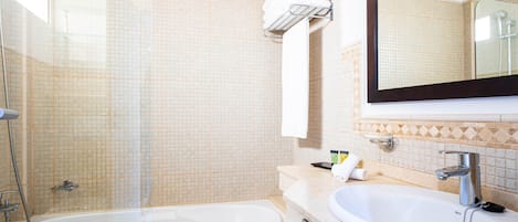 Un baño con bañera, lavamanos y ducha.