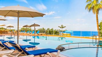 2 outdoor pools, pool loungers
