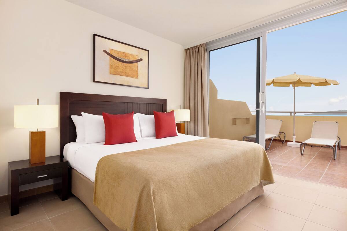 Hypo-allergenic bedding available, in-room safe, laptop workspace
