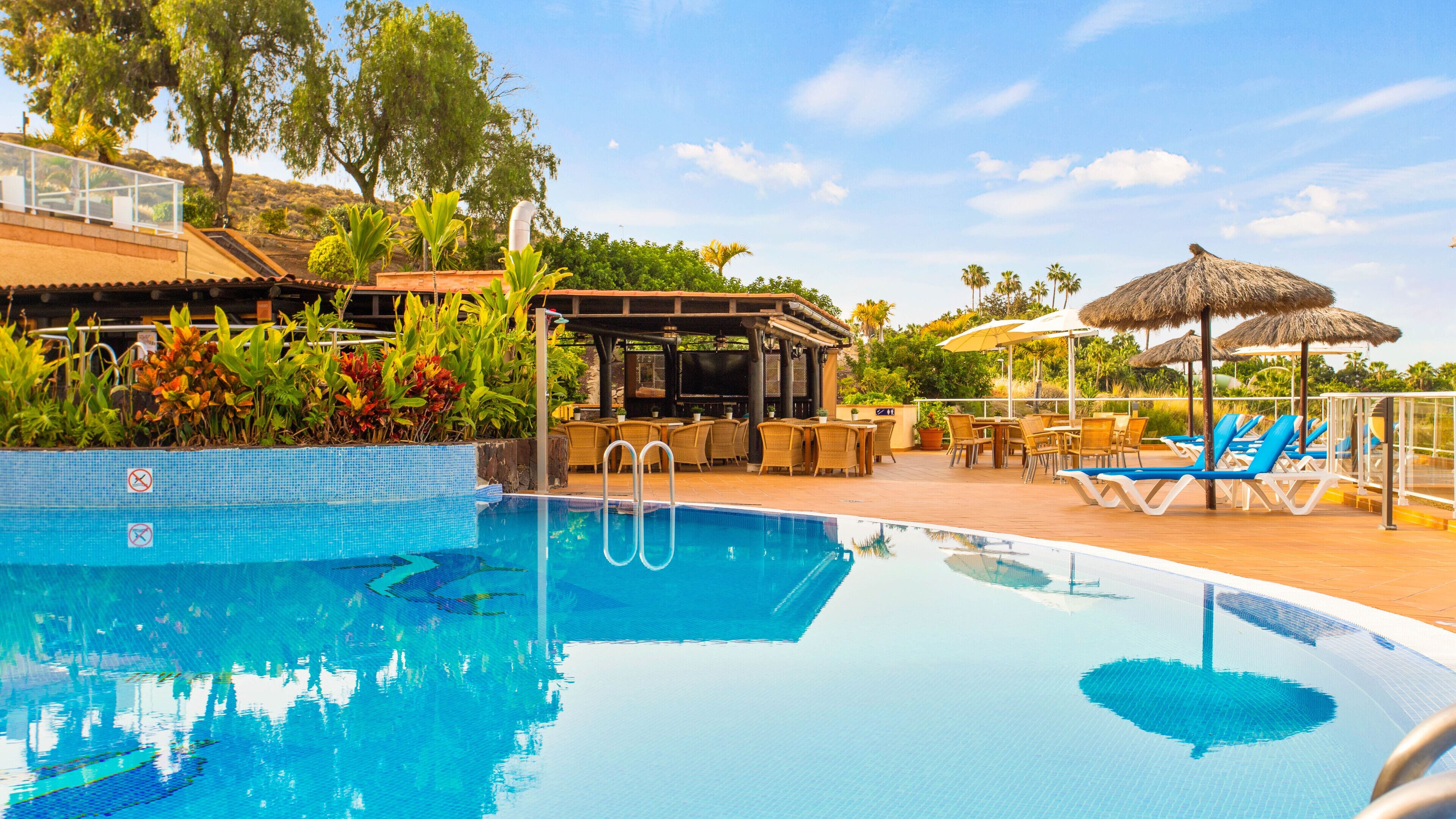 2 buitenzwembaden en ligstoelen