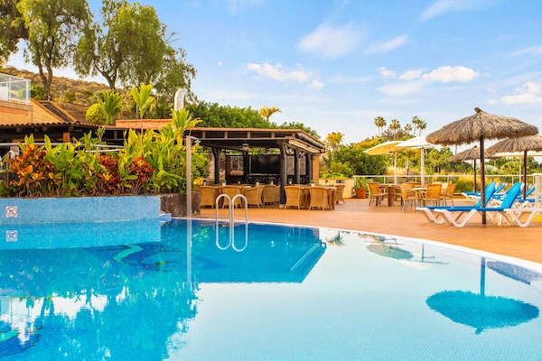 2 outdoor pools, sun loungers