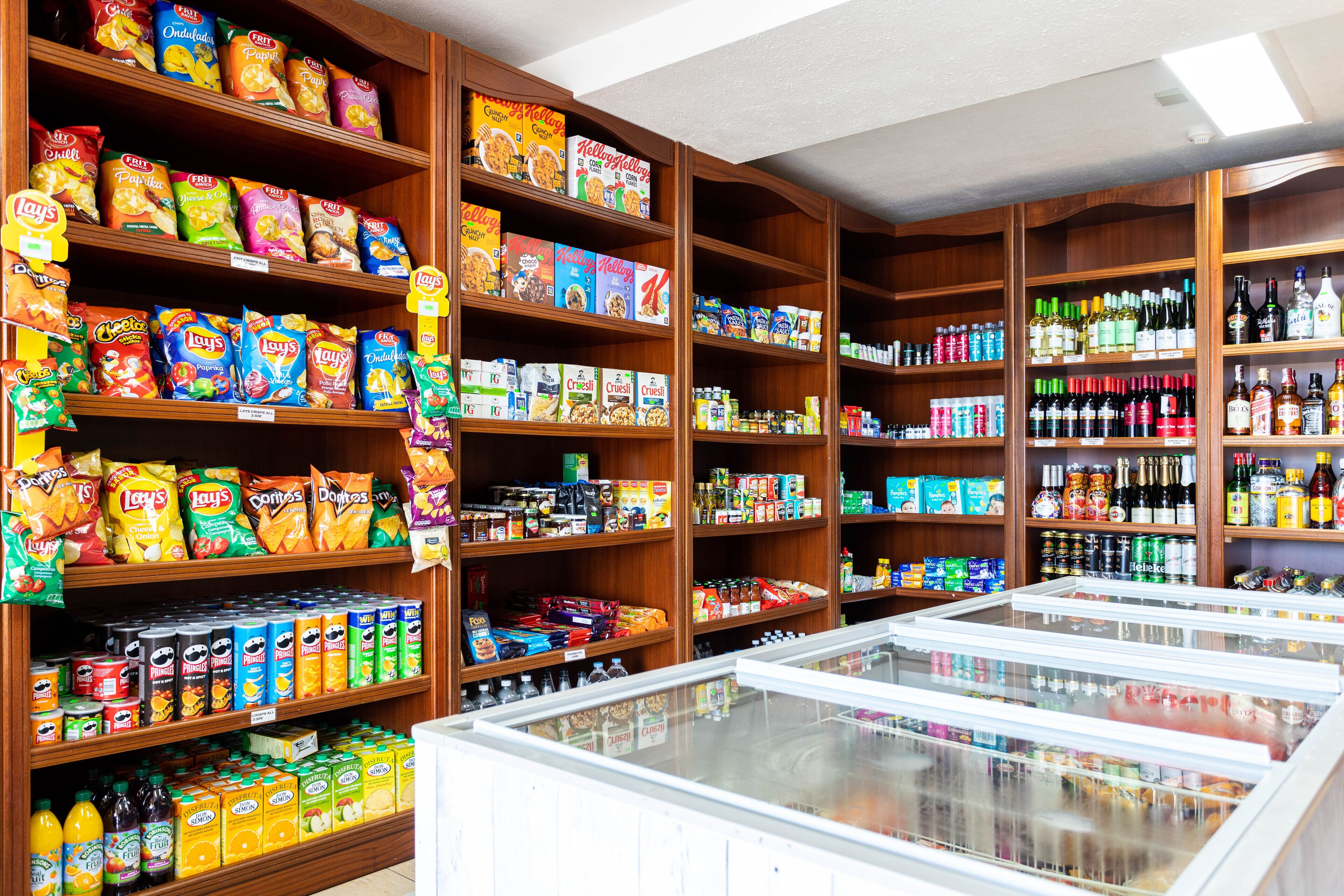 Une épicerie dont les rayons sont remplis d’en-cas, de boissons et de conserves.