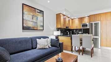 Apartemen, 1 kamar tidur, pemandangan samudra | Area keluarga | TV layar datar
