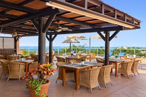 Petit déjeuner buffet (15.95 EUR par personne)