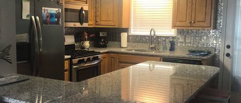 Microondas, horno, parrilla de estufa y lavavajillas