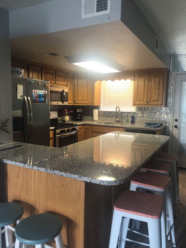 Four à micro-ondes, un four, surface de cuisson, lave-vaisselle