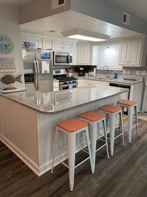 Micro-ondes, four, plaque de cuisson, lave-vaisselle