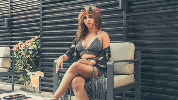 Una piscina techada, una piscina al aire libre, sombrillas