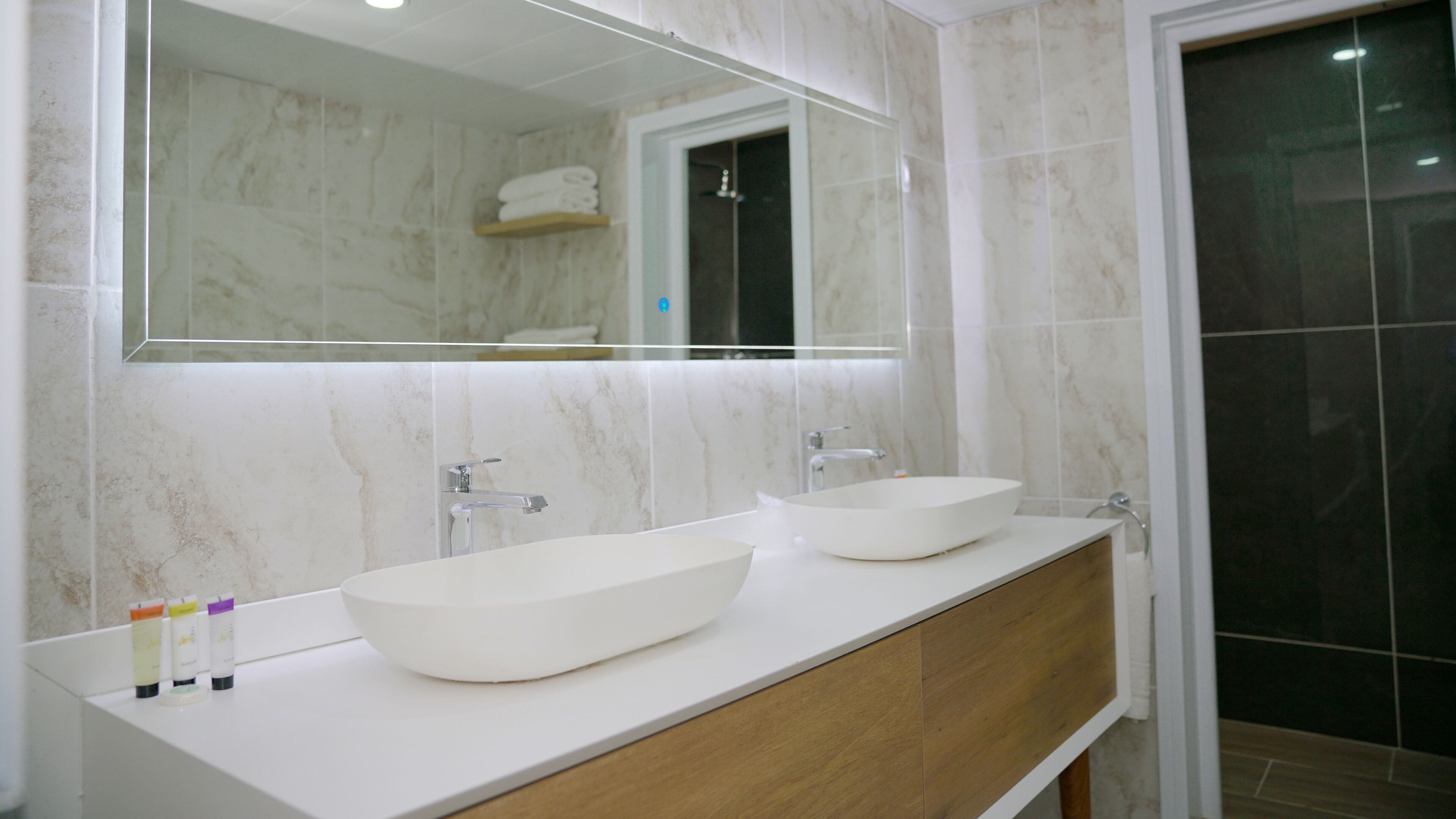 Premium kamer | Badkamer | Een douche