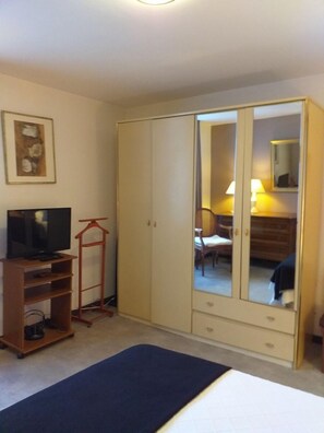 1 slaapkamer, een bureau, een strijkplank/strijkijzer, gratis wifi