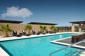 Outdoor pool - SpringHill Suites by Marriott Milpitas Silicon Valley (Milpitas)