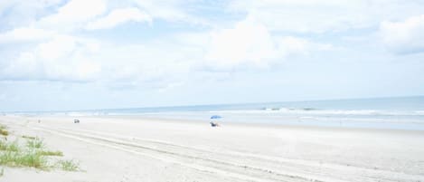 在海滩、沙滩椅、沙滩毛巾