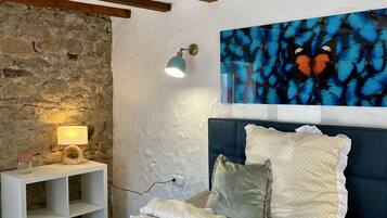 4 habitaciones, tabla de planchar con plancha y cuna de viaje