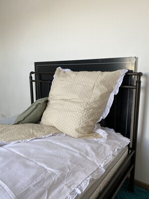 4 habitaciones, tabla de planchar con plancha y cuna de viaje 