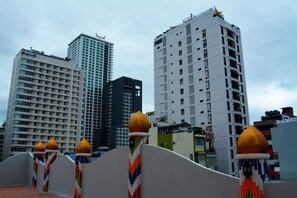 A hotel with multiple floors, balconies, and a prominent golden star on top.