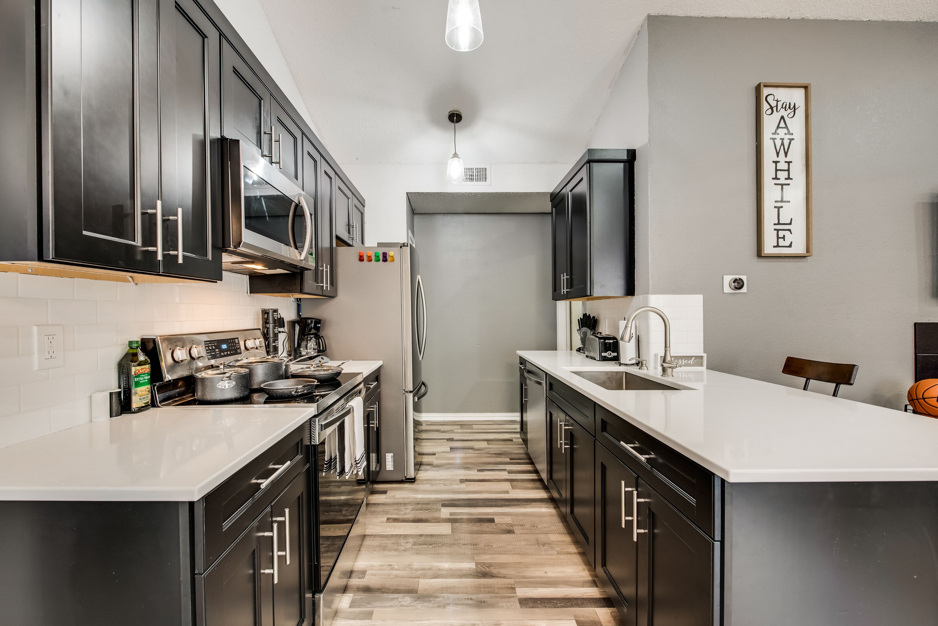 冷蔵庫、電子レンジ、オーブン、コンロ