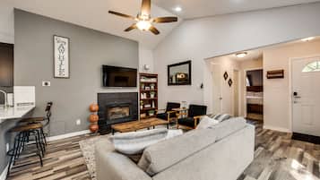 Smart TV, Netflix, Hulu, streaming services