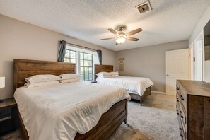 2 habitaciones, tabla de planchar con plancha y cuna de viaje