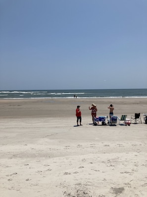 Playa en los alrededores y camastros 