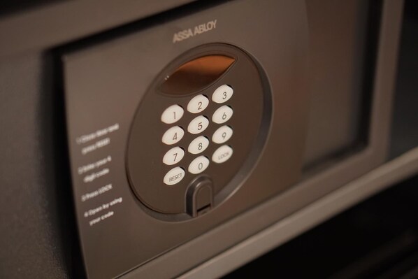 Un teclado con el nombre de marca "ASSA ABLOY" e instrucciones de uso.