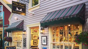 En butik med et skilt, der viser "The Port" og "Local Arts & Crafts" af Wendy Webster Good.