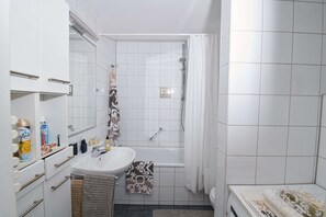 وحدات دش مع أحواض استحمام، مناشف