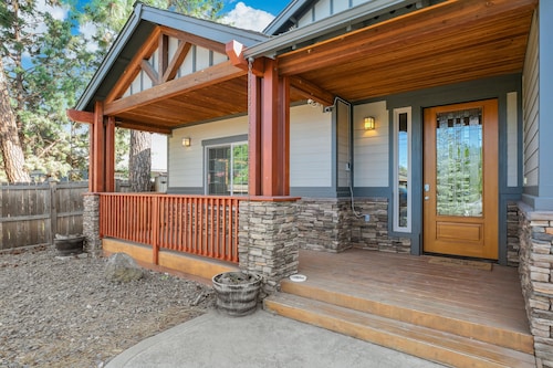 Spacious 1 Level Sisters Home - Walk to Downtown