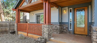 Spacious 1 Level Sisters Home - Walk to Downtown