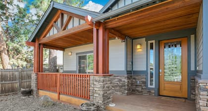 Spacious 1 Level Sisters Home - Walk to Downtown