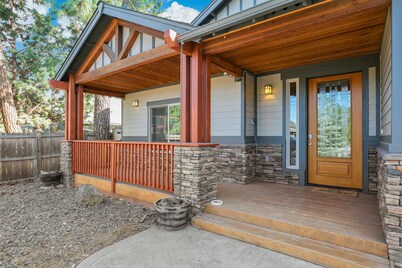 Spacious 1 Level Sisters Home - Walk to Downtown