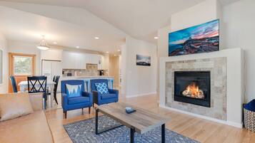 Smart TV, caminetto, studio