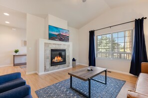 Smart-TV, Kamin, Arbeitsbereiche