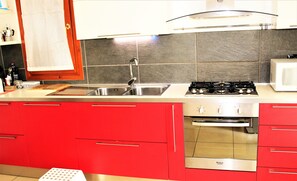 Frigorifero, microonde, forno, piano cottura