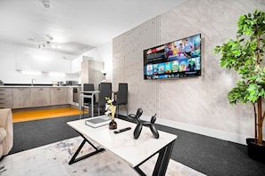 Interior - 2 King Bedrooms - City Centre - Netflix (West Midlands)