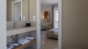 A hotel bathroom with a sink, mirror, and towel rack. - Abalto Suites & Rooms (Lecce)