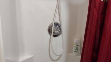 Een douche, een haardroger, handdoeken, zeep