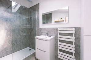 Douche, sèche-cheveux, serviettes fournies
