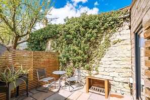 Outdoor dining - The Pigsty - sleeps 2 guests  in 1 bedroom (York)