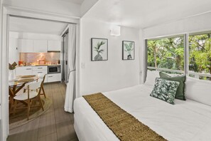 2 slaapkamers, een bureau, een strijkplank/strijkijzer, reisbedje